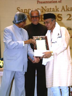 Pt. Tulsidas Borkar receiving the Sangeet Natak Academi award from then President A.P.J.Abdul Kalam